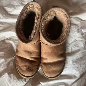 UGG Chestnut Short Shearling-Lined Winter Boots